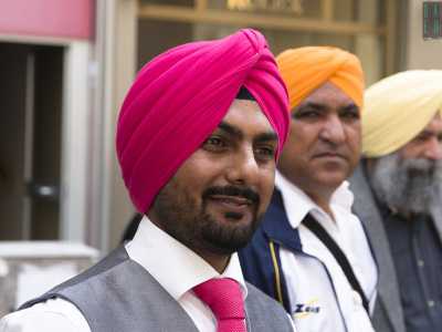 Harpreet Singh Saini, uno degli organizzatori dell�evento che porta sulla testa un turbante color fucsia
